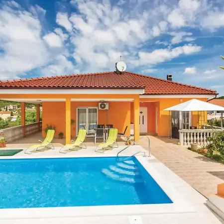 House With Pool Marika בית נופש *